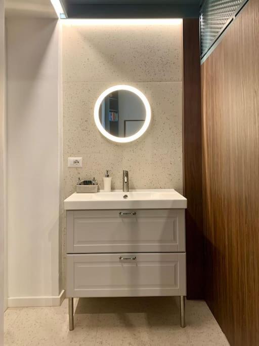 Lovely Studio Flat In Bocconi Милано Екстериор снимка